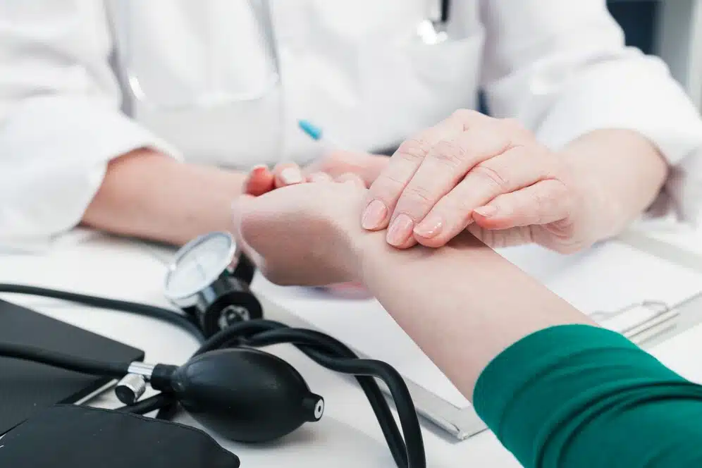 mao-do-medico-tendendo-a-um-paciente_23-2148168440