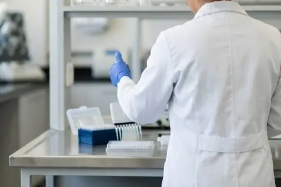Farmac&ecirc;utica trabalhando em laborat&oacute;rio