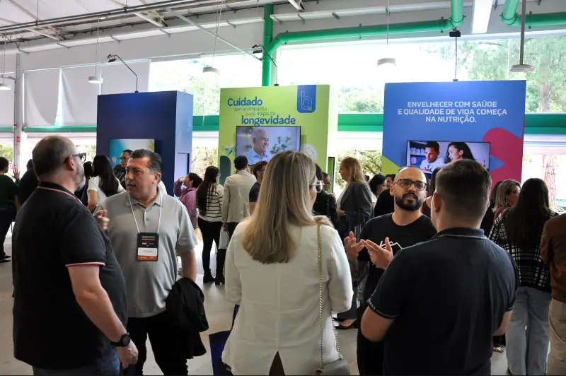 Participantes nos estandes do evento