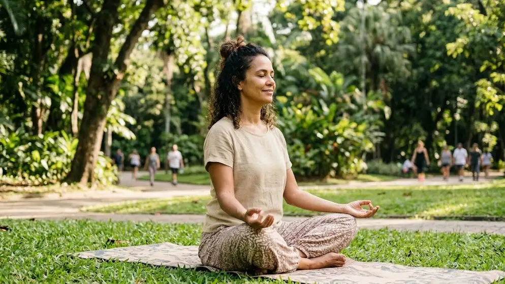 Mulher meditando em um parque