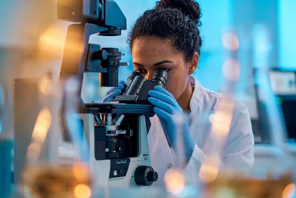 Cientista visualizando microsc&oacute;pio