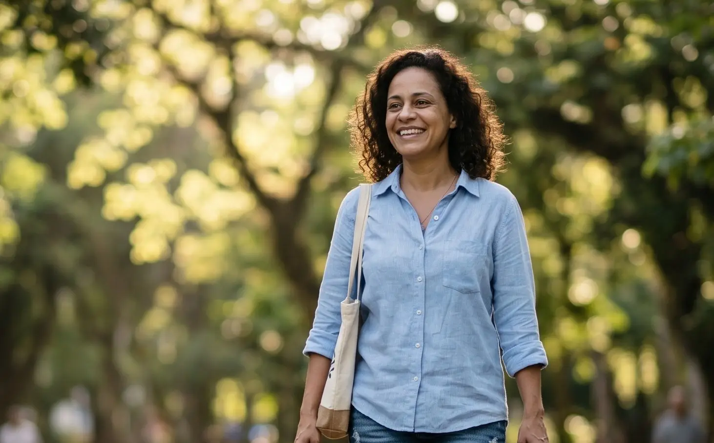 Mulher caminhando no parque